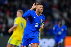 Foto: 1 de 1 Mbappé comemorando gol pela França contra a Ucrânia pelas Eliminató