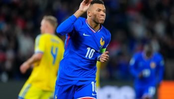 Foto: 1 de 1 Mbappé comemorando gol pela França contra a Ucrânia pelas Eliminató