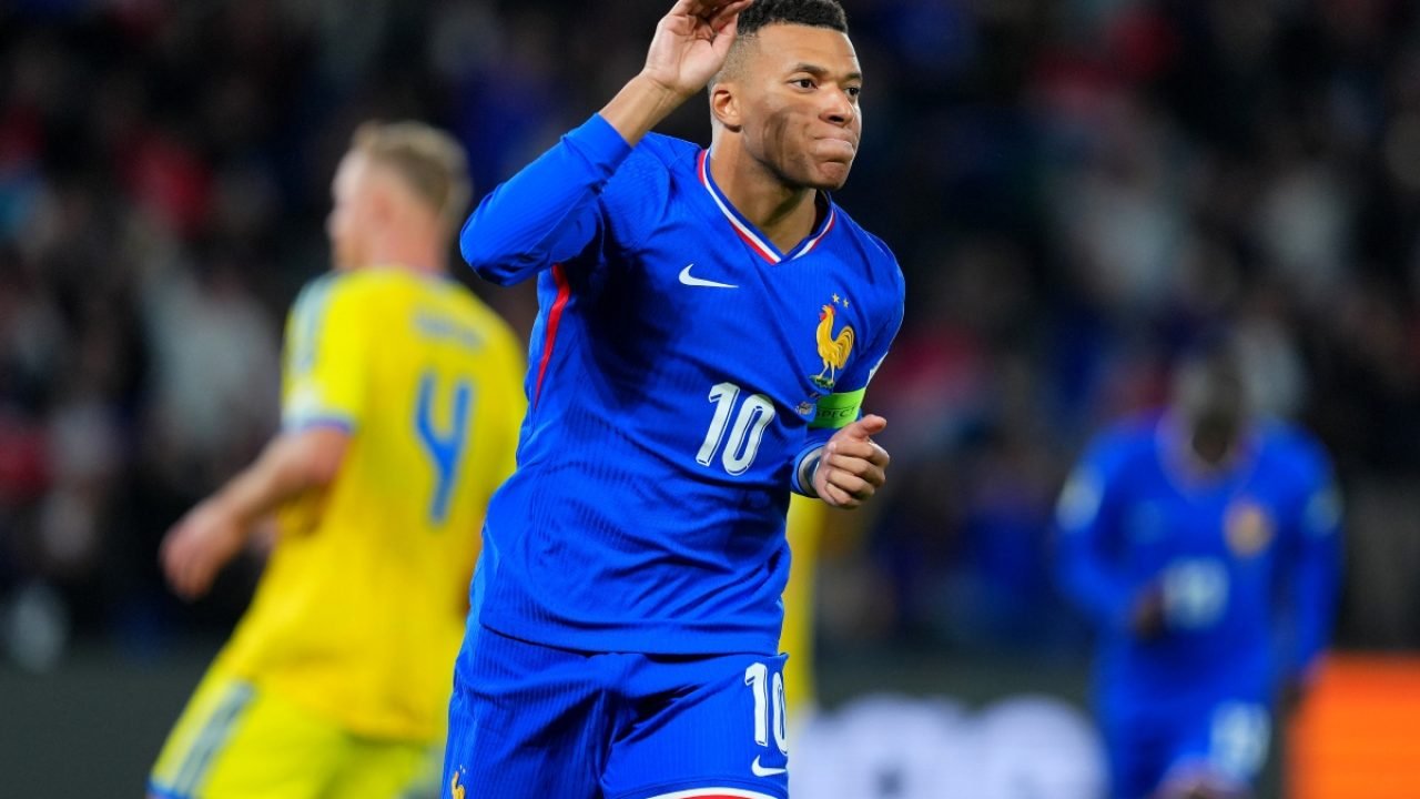 Foto: 1 de 1 Mbappé comemorando gol pela França contra a Ucrânia pelas Eliminató