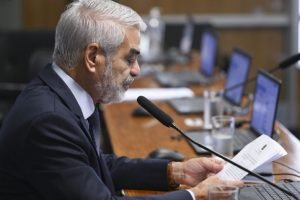 Foto: Ao ler seu parecer, Humberto Costa afirmou que “a atuação heroica desses p