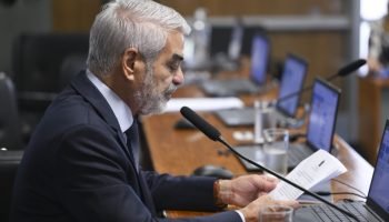 Foto: Ao ler seu parecer, Humberto Costa afirmou que “a atuação heroica desses p