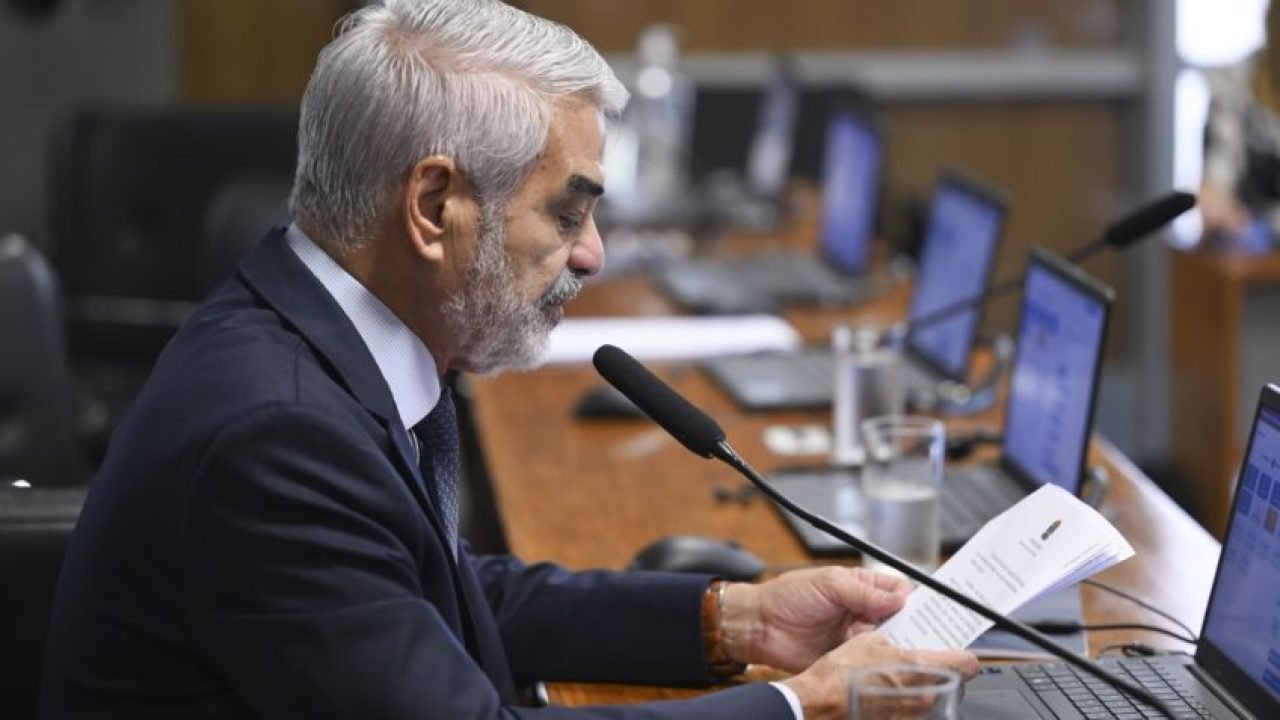 Foto: Ao ler seu parecer, Humberto Costa afirmou que “a atuação heroica desses p