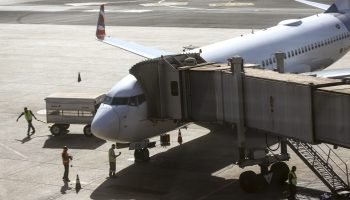 Movimentação de aviões comerciais no aeroporto de Brasília.