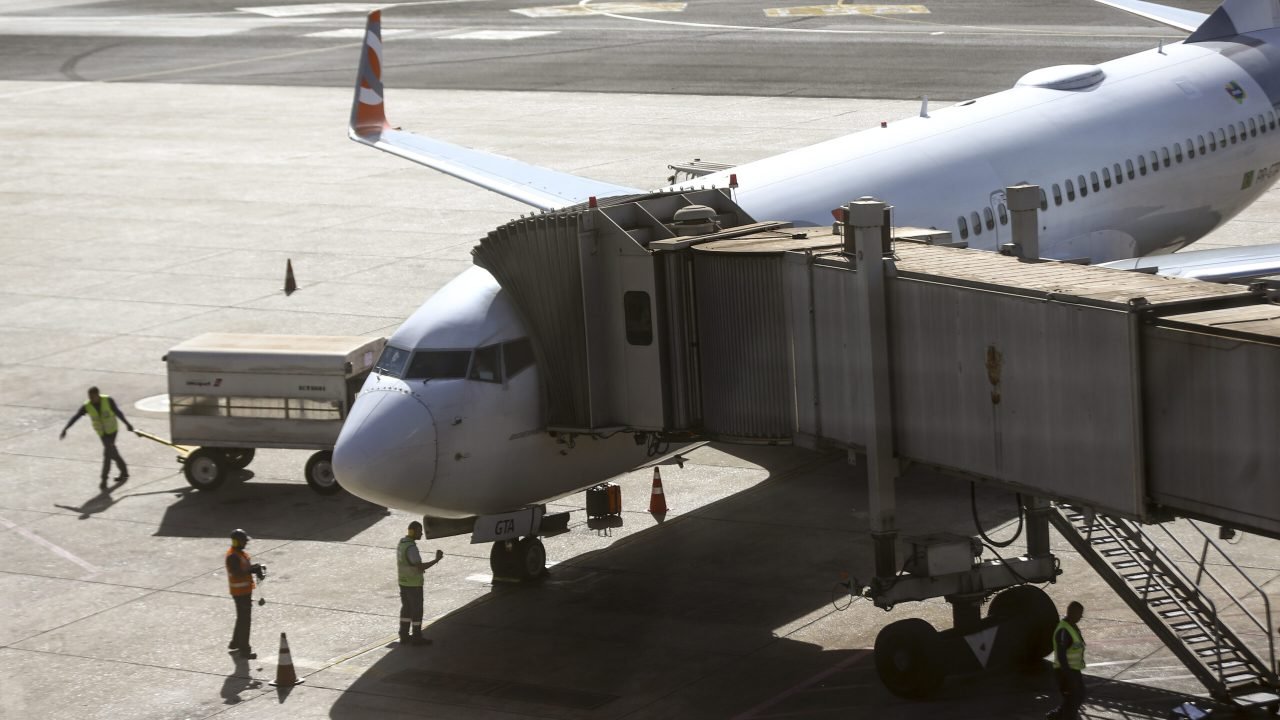 Movimentação de aviões comerciais no aeroporto de Brasília.