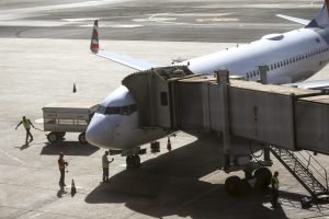 Movimentação de aviões comerciais no aeroporto de Brasília.