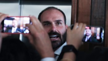 Brasília (DF) 19/11/2024 Deputado Eduardo Bolsonaro durante entrevista a imprensa.  Foto Lula Marques/ Agência Brasil