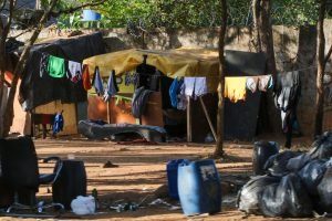 Pessoas em situação de rua acampadas pelo Plano Piloto de Brasília