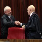 O presidente eleito, Luiz Inácio Lula da Silva e o presidente do TSE, Alexandre de Moraes, durante a cerimônia de diplomação na sede do TSE