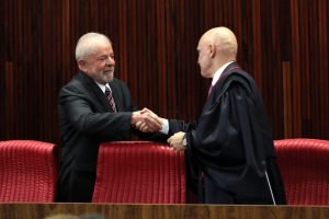 O presidente eleito, Luiz Inácio Lula da Silva e o presidente do TSE, Alexandre de Moraes, durante a cerimônia de diplomação na sede do TSE