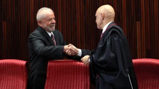 O presidente eleito, Luiz Inácio Lula da Silva e o presidente do TSE, Alexandre de Moraes, durante a cerimônia de diplomação na sede do TSE