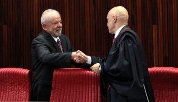 O presidente eleito, Luiz Inácio Lula da Silva e o presidente do TSE, Alexandre de Moraes, durante a cerimônia de diplomação na sede do TSE