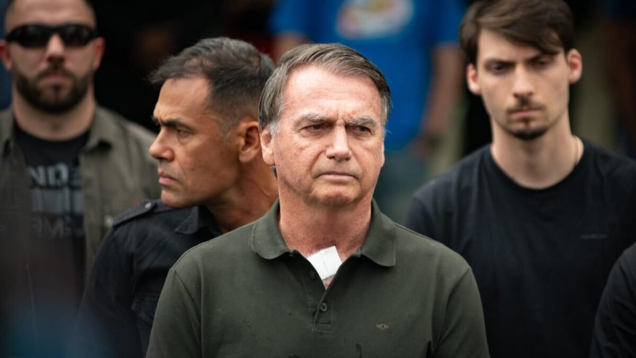 Jair-Bolsonaro-deixou-o-Hospital-DF-Star-em-Brasilia-onde-realizou-um-pequeno-procedimento-dermatolo Jair-Bolsonaro-deixou-o-Hospital-DF-Star-em-Brasilia-onde-realizou-um-pequeno-procedimento-dermatolo