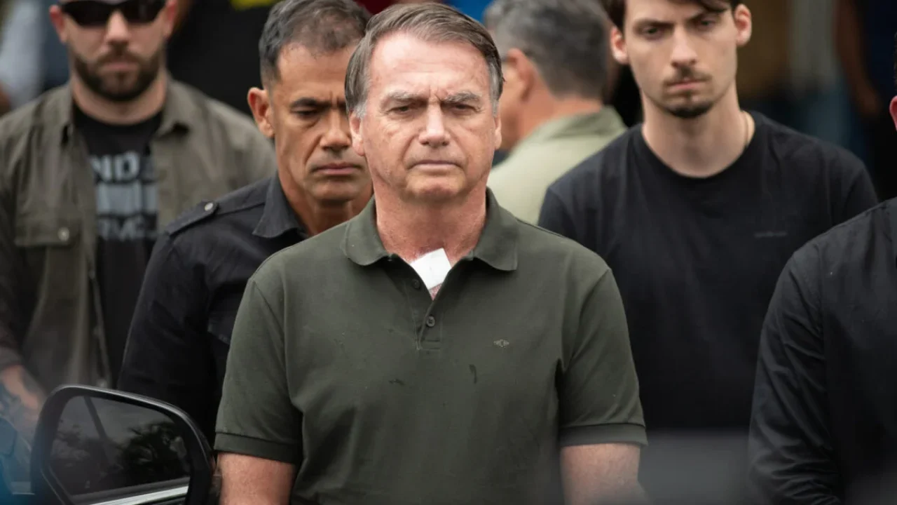 Jair-Bolsonaro-deixou-o-Hospital-DF-Star-em-Brasilia-onde-realizou-um-pequeno-procedimento-dermatolo