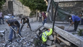 Libaneses retiram entulhos na área depois que aviões de guerra israelenses ataca