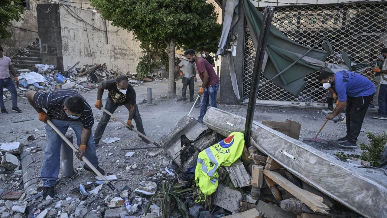 Libaneses retiram entulhos na área depois que aviões de guerra israelenses ataca