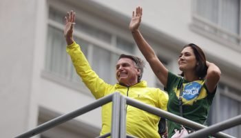 MIchelle-Bolsonaro-acompanha-Jair-Bolsonaro-durante-ato-na-Avenida-Paulista-em-Sao-Paulo-pedindo-a-anistia-dos-presos-pelos-ataques-ao-Tres-Poderes-no-dia-8-de-janeiro-Metropoles-4