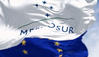 Foto: 1 de 1 Imagem colorida das bandeiras do Mercosul e União Europeia - Metróp