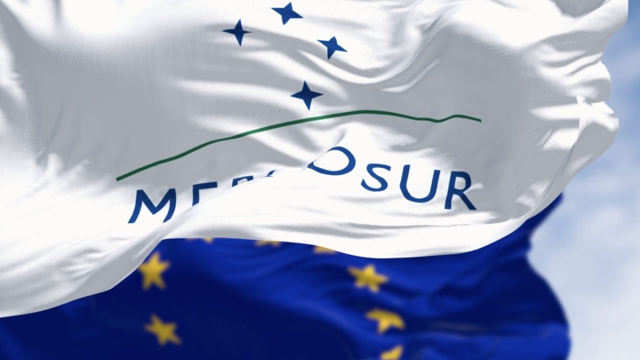 Foto: 1 de 1 Imagem colorida das bandeiras do Mercosul e União Europeia - Metróp