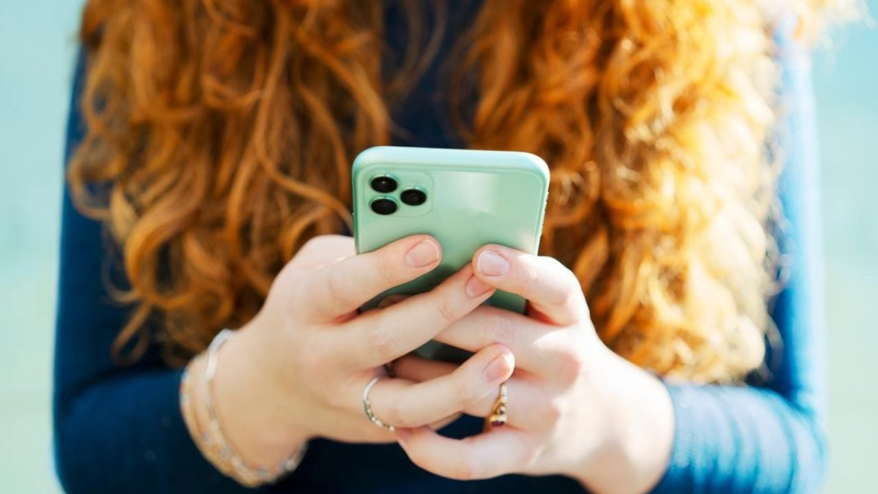 Noiva-le-mensagens-de-traicao-do-esposo-em-vez-dos-votos-de-casamento Noiva-le-mensagens-de-traicao-do-esposo-em-vez-dos-votos-de-casamento