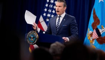 O-Chefe-Forca-Aerea-General-Dan-Caine-e-Secretario-de-Defesa-dos-EUA-Pete-Hegseth-discutem-a-missao