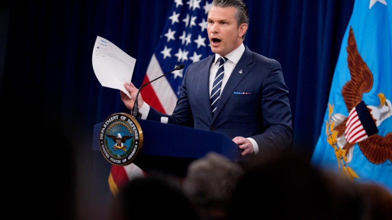 O-Chefe-Forca-Aerea-General-Dan-Caine-e-Secretario-de-Defesa-dos-EUA-Pete-Hegseth-discutem-a-missao
