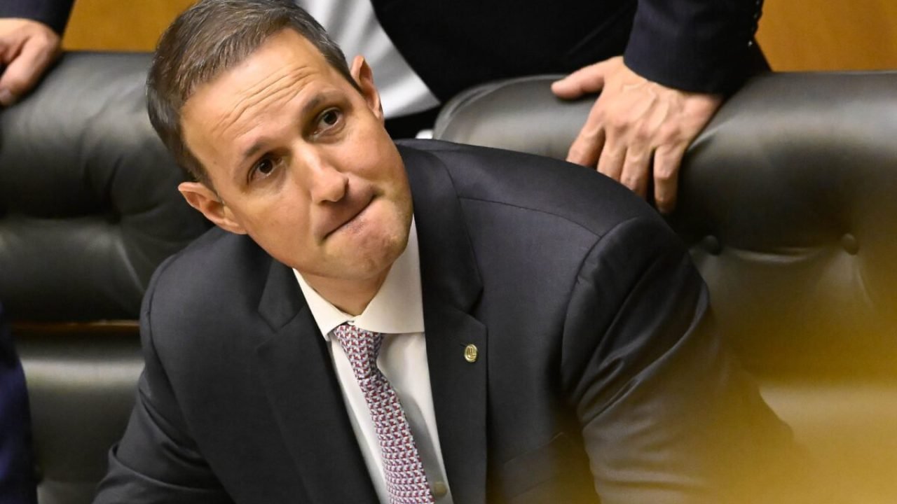 O-deputado-Derrite-momentos-antes-do-inicio-da-sessao-que-deve-analisar-a-PL-Antifaccao-1200x800