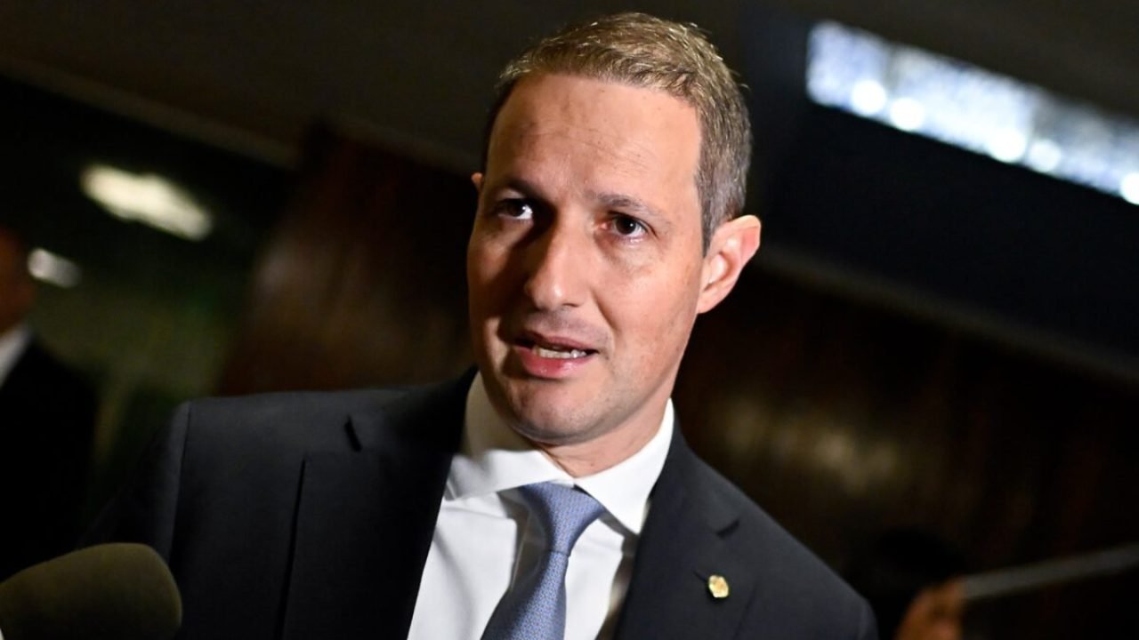 O-deputado-Guilherme-Derrite-PP-SP-relator-do-PL-Antifaccao-deixa-o-plenario-da-Camara-dos-Deputados