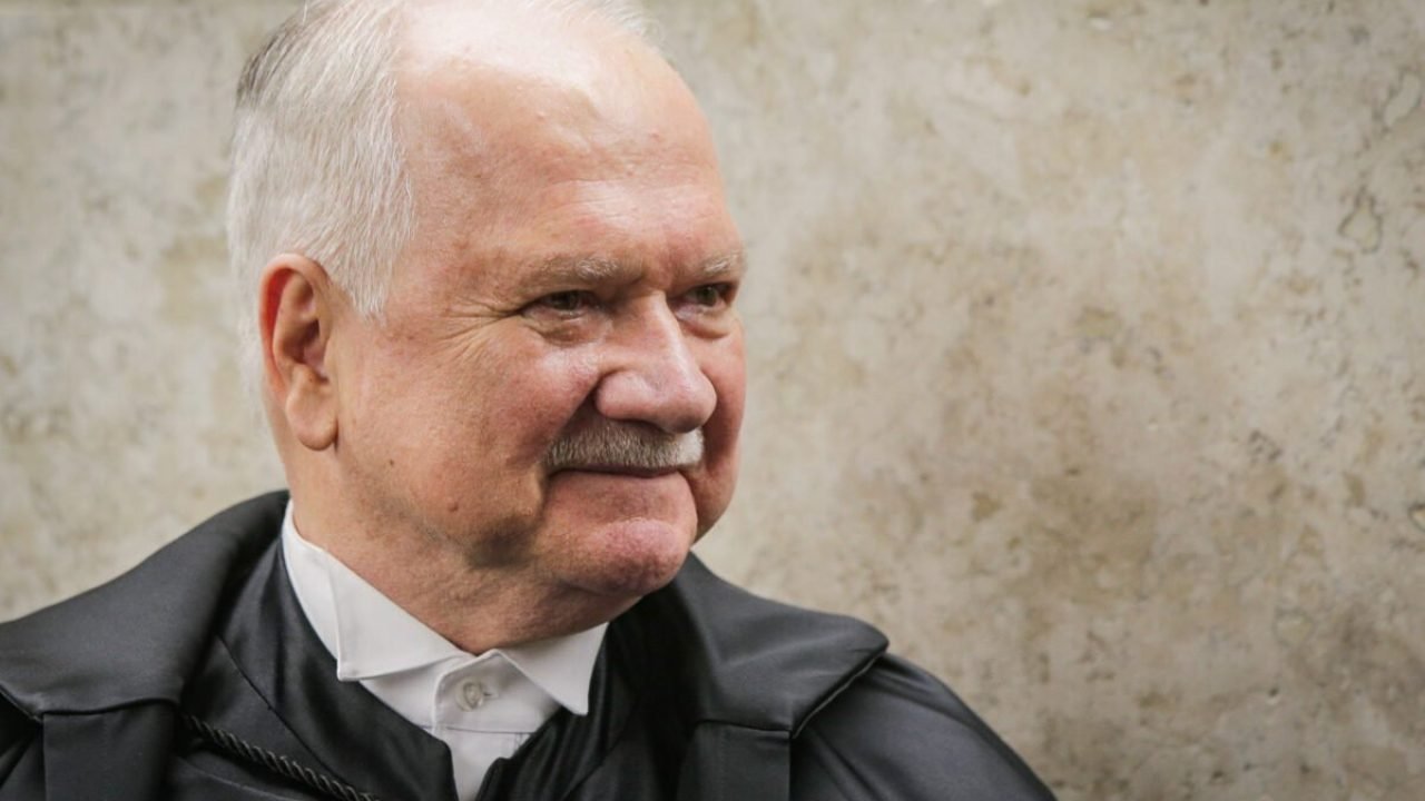 O-novo-presidente-do-Supremo-Tribunal-Federal-ministro-Edson-Fachin-recebe-os-cumprimentos-do-presid O-novo-presidente-do-Supremo-Tribunal-Federal-ministro-Edson-Fachin-recebe-os-cumprimentos-do-presid