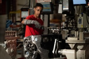 Operario-trabalhando-em-motor-na-FPT-Industrial-Fabrica-de-Motores-Sete-LagoasMG-CLARABOIA-FILMESCNI
