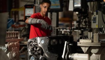Operario-trabalhando-em-motor-na-FPT-Industrial-Fabrica-de-Motores-Sete-LagoasMG-CLARABOIA-FILMESCNI