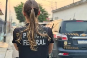Agente da Polícia Federal durante operação de busca e apreensão — Foto: 1 de 1 I