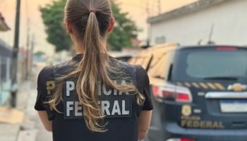Agente da Polícia Federal durante operação de busca e apreensão — Foto: 1 de 1 I