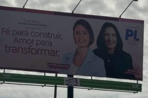 Foto: Outdoor do PL com imagens de Michelle Bolsonaro e Bia Kicis na EPTG, via e