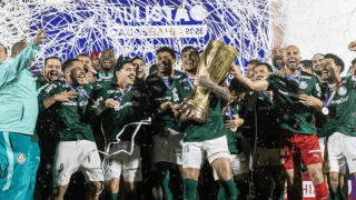 Na imagem, Gustavo Gomez, zagueiro e capitão do Palmeiras, ao centro do elenco a