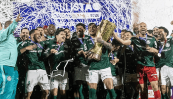 Na imagem, Gustavo Gomez, zagueiro e capitão do Palmeiras, ao centro do elenco a