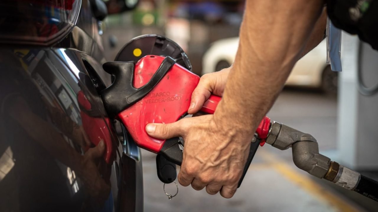 Postos-de-etanol-gasolina-e-diesel.-CombustiCC81veis-ficaraCC83o-mais-caros-a-partir-de-1o-de-fe