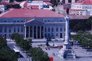 A imagem mostra a Praça de D. Pedro IV, também conhecida como Rossio, no centro