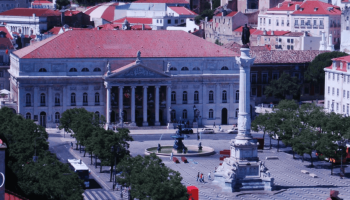 A imagem mostra a Praça de D. Pedro IV, também conhecida como Rossio, no centro