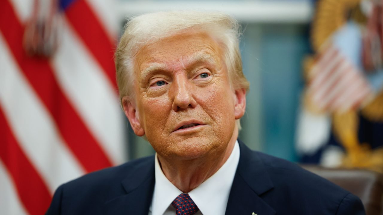 Foto: 1 de 1 Presidente Donald Trump assina ordens executivas no Salão Oval em W