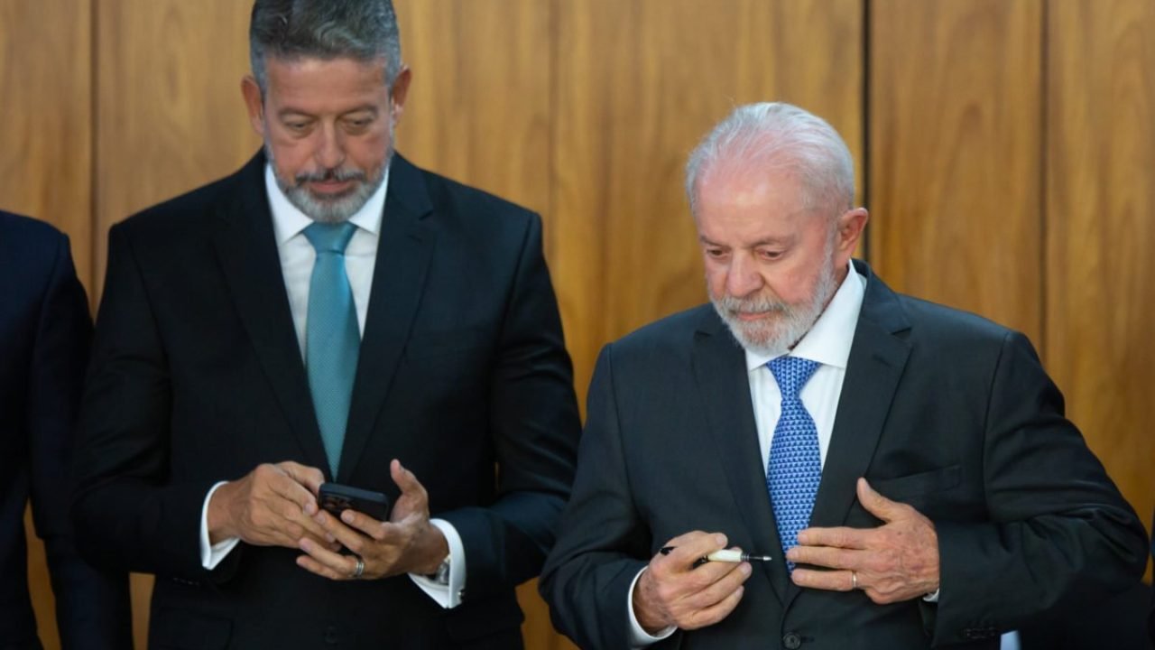 Presidente-Lula-acompanhando-do-presidente-da-CaCC82mara-Arthur-Lira-participam-da-cerimoCC82nia