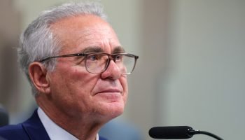 Renan Calheiros durante comissão mista que analisa a Medida Provisória — Foto: 1