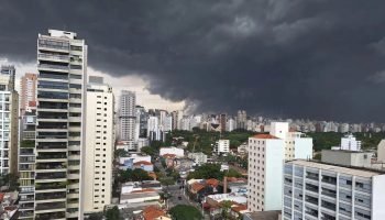SP-deve-ter-chuvas-fortes-e-vento-nesta-segunda-feira.-Saiba-que-horas