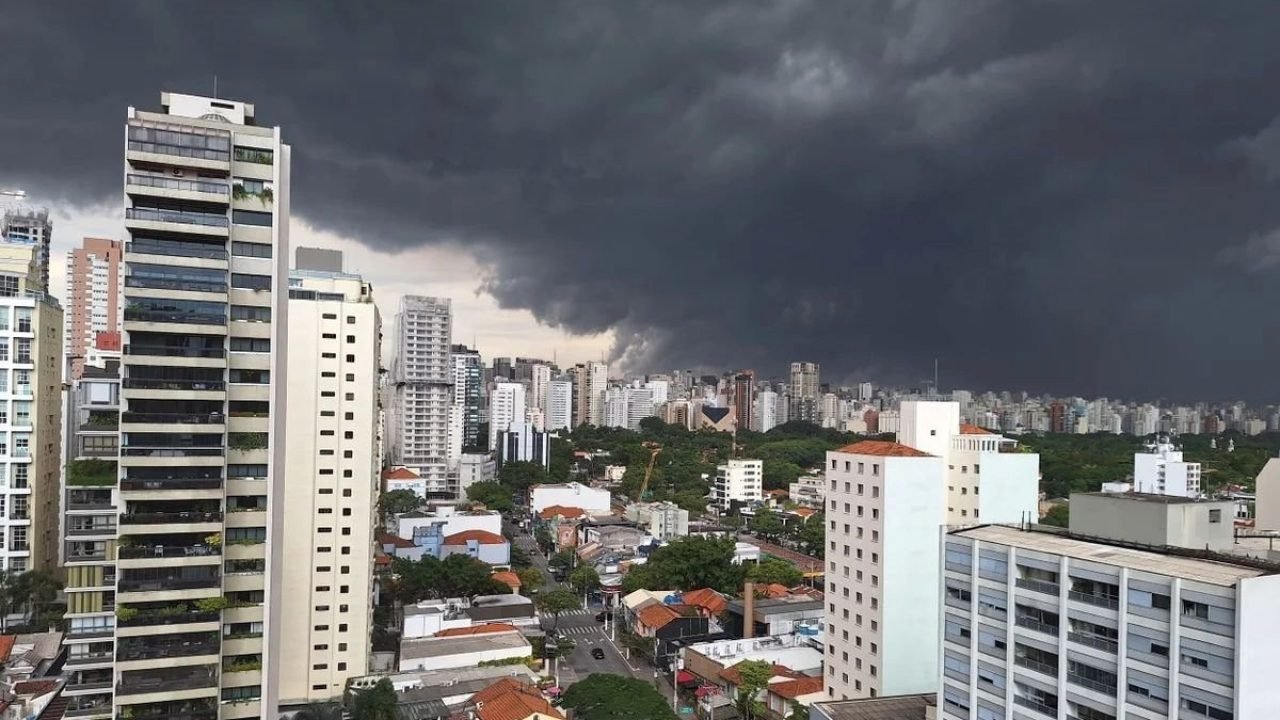 SP-deve-ter-chuvas-fortes-e-vento-nesta-segunda-feira.-Saiba-que-horas