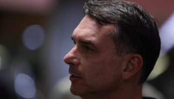 Senador-Flavio-Bolsonaro-PL-RJ-acompanhada-pela-esposa-Fernanda-Figueira-fala-com-a-imprensa-ao-dese