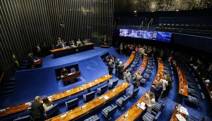 Senadores-iniciam-sessao-que-discute-o-projeto-de-lei-no-2.628-chamado-de-ECA-Digital-que-cria-regra.jpeg