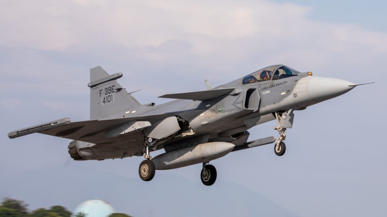 TIRO-AEREO-12 Foto: 1 de 1 Imagem colorida mostra caça F-39 Gripen - Metrópoles - Foto: Divulg