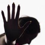 Foto: 1 de 1 Imagem colorida de mulher com mão esticada e rosto para baixo. Metr