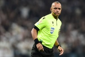 Foto: 1 de 1 imagem colorida do árbitro durante partida entre Corinthians e Grêm