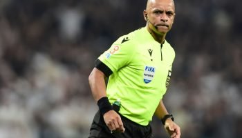 Foto: 1 de 1 imagem colorida do árbitro durante partida entre Corinthians e Grêm