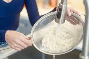 Foto: 1 de 1 foto colorida mulher lavando arroz - Foto: FOTOGRAFIA INC. via Gett